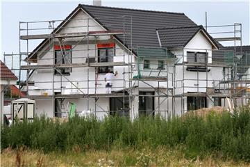 Einfamilienhäuser entstehen in Mönchhagen in Mecklenburg-Vorpommern. Foto: Bernd Wüstneck/Symbolbild