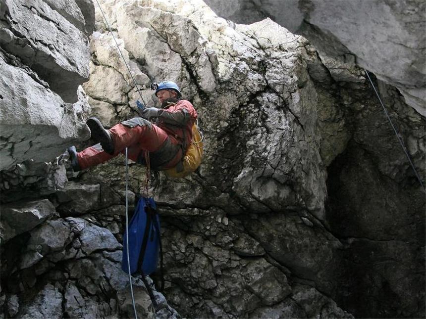Schwierige Etappe mit verletztem Höhlenforscher Eingang der Höhle: Der Transport des verletzten Höhlenforschers kommt gut voran. Foto: Markus Leitner