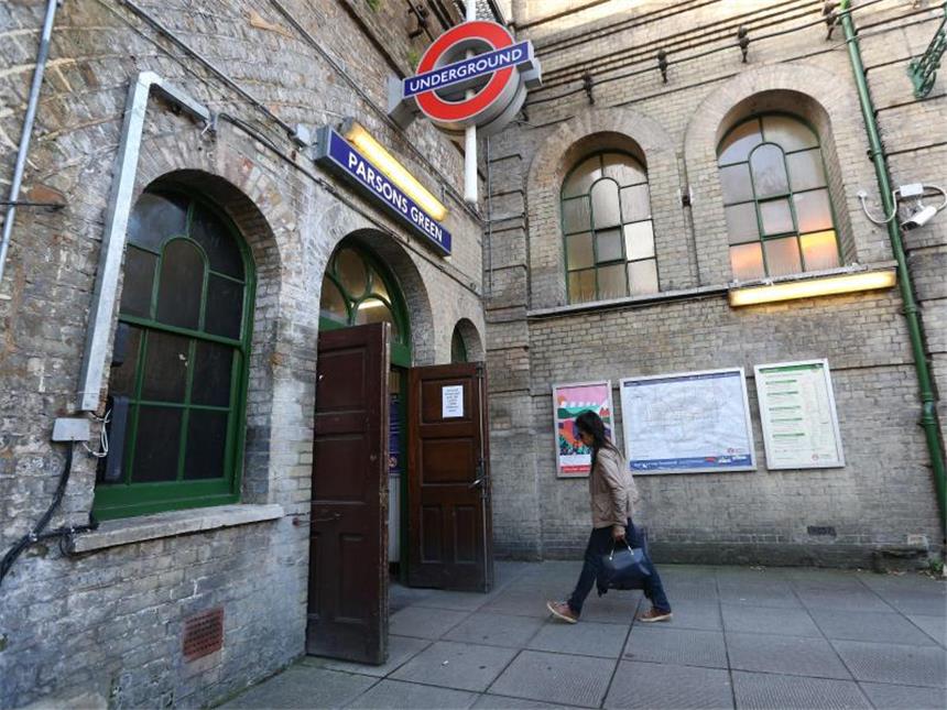 Nach London-Anschlag: Festnahme und Wohnungsdurchsuchung Eingang der U-Bahnstation Parsons Green in London: Großbritannien erhöht nach dem Bombenattentat in einer U-Bahn die Terrorwarnung für das Land auf die höchste Stufe. Foto: Jonathan Brady