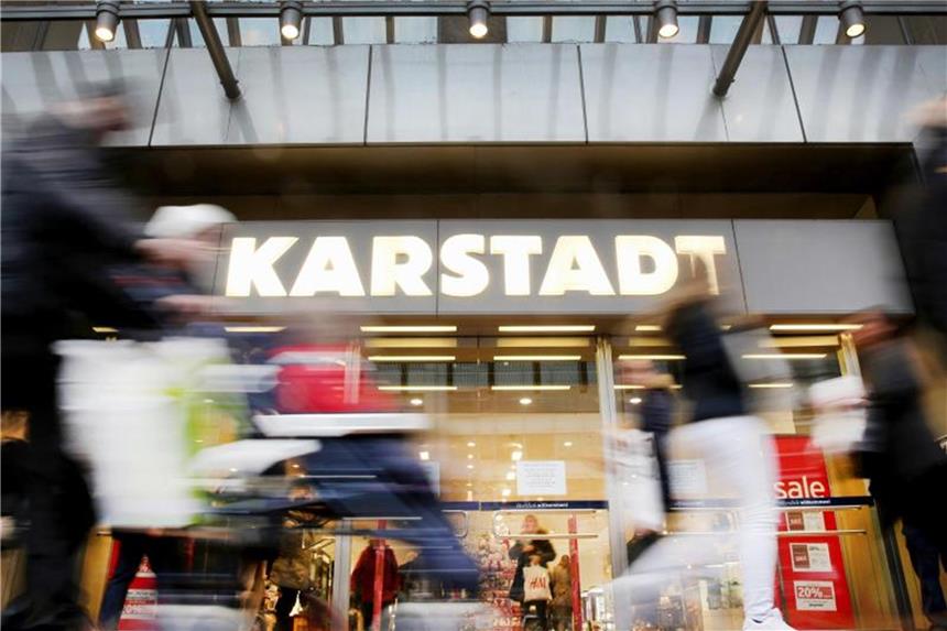 Grundstein für neues Karstadt-Warenhaus in Berlin gelegt Eingang eines Karstadt-Warenhauses: Der Konzern arbeitet sich aus der Krise. Foto: Martin Gerten