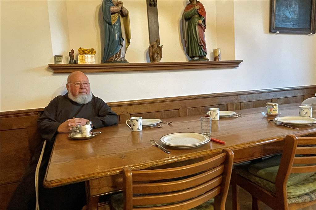 Mit 68 der Jüngste: Kapuziner-Kloster wird zum Seniorenheim Eingedeckt für ein Quartett. Im großen Speisesaal (Refektorium) ist momentan nur für vier Bewohner gedeckt.