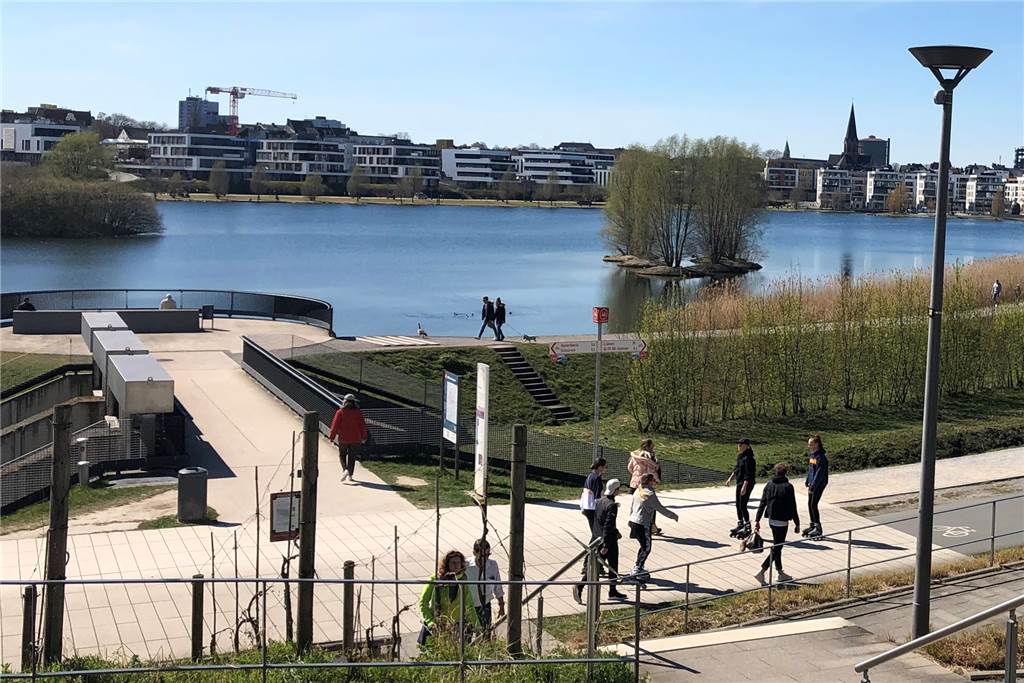 Neue Einbahnstraßen-Regel am Phoenix-See: So klappt es am ersten Tag Eingehalten wurde die neue Regel, sich nur im Uhrzeigersinn um den See bewegen von vielen, aber nicht von allen Besuchern. Das Bild zeigt eine von wenigen Situationen, als sich die See-Besucher entgegenkamen.