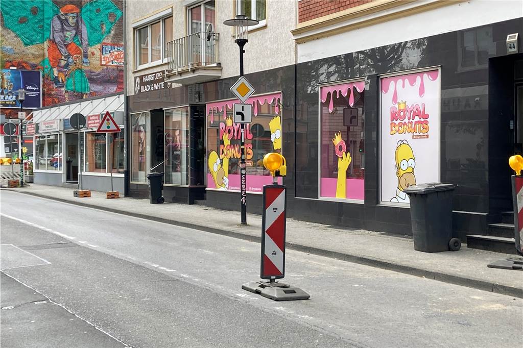 Royal Donuts leidet unter Extrablatt-Baustelle: „Kaum jemand traut sich hier lang“ Eingekesselt von Warnschildern und Baustellenbaken während der Sperrung der Friedensstraße: Schwertes einziger Donut-Laden Royal Donuts.
