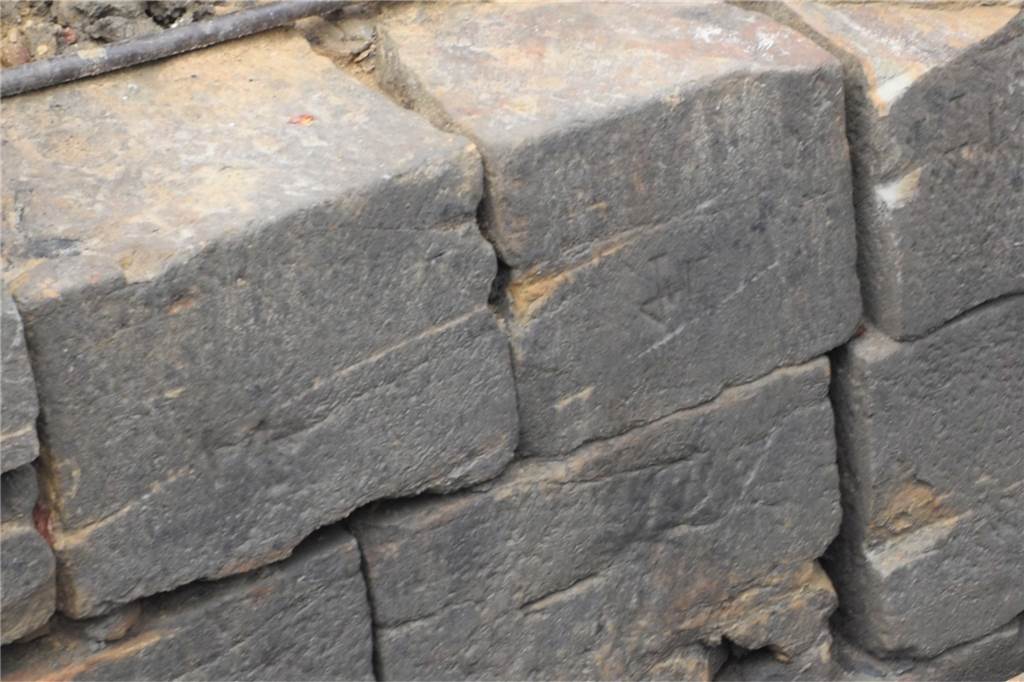 Archäologe zu historischem Fund am Wall: „Für uns völlig neu“ Eingemeißelte Signaturen deuten auf die Steinmetze hin, die die Steine bearbeiteten und somit an der Mauer mitwirkten.