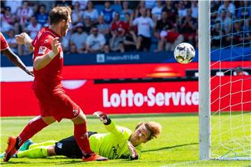 Eingenetzt: Kölns Rafael Czichos (l) lässt VfL-Keeper Manuel Riemann keine Chance. Foto: Guido Kirchner