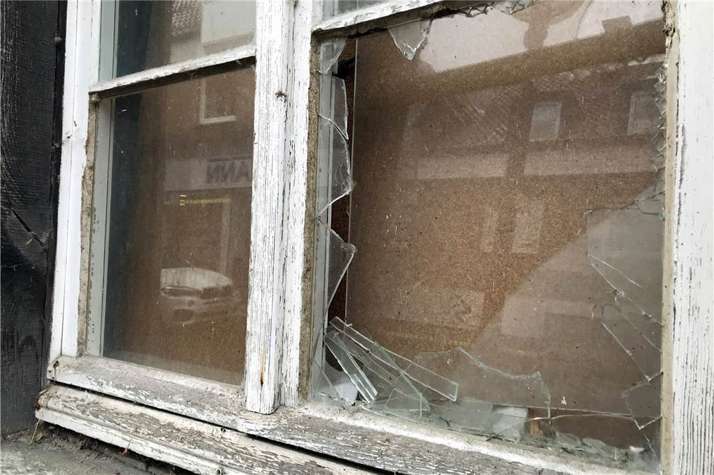 „Gammelhäuser“ in der Altstadt: Gute Aussichten oder schlechte Karten? Eine kaputte Scheibe am denkmalgeschützten Haus in der Burgstraße.