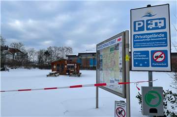 Eingeschneit und menschenleer: Der Wohnmobilstellplatz in Dorsten hat im Corona-Jahr 2020 ein deutliches Minus bei den Übernachtungszahlen hinnehmen müssen.