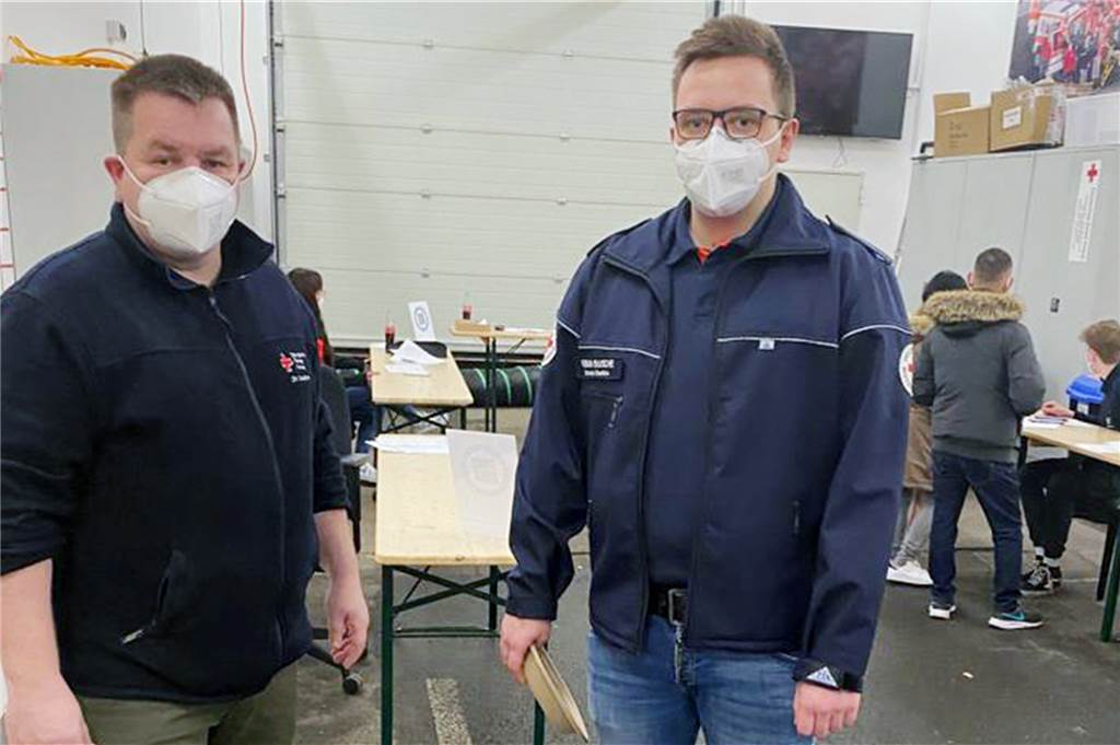 Über 600 Jugendliche kamen zur Impfung: „Ego-Trips sind nicht angesagt“ Eingespieltes Team: Jürgen Rave, zweiter Vorsitzender des DRK-Ortsvereins Stadtlohn (l.) und Fabian Busch freuen sich über die große Resonanz, die die Aktion des DRK-Ortsvereins und des JFB-Stadtlohn fand.