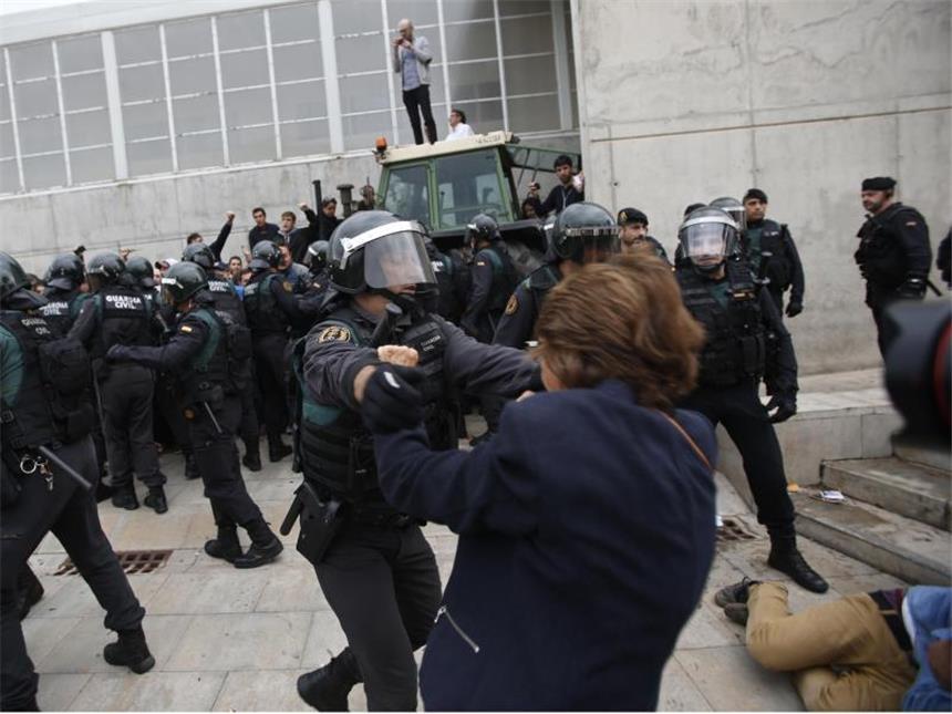 Hunderte Verletzte nach Gewalt bei Katalonien-Abstimmung Einheiten der Guardia Civil, der spanischen Nationalpolizei, gehen in Santa Julia de Ramis bei Girona gegen Menschen vor, die vor einem zum Wahllokal umfunktionierten Sportcenter warten. Foto: Francisco Seco