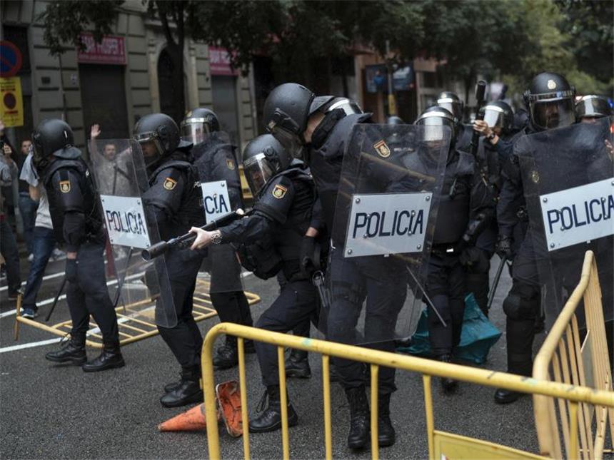 Hunderte Verletzte nach Gewalt bei Katalonien-Abstimmung Einheiten der spanischen Nationalpolizei beseitigen Absperrungen, die man ihnen in den Weg geworfen hat. Foito: Felipe Dana Foto: Felipe Dana