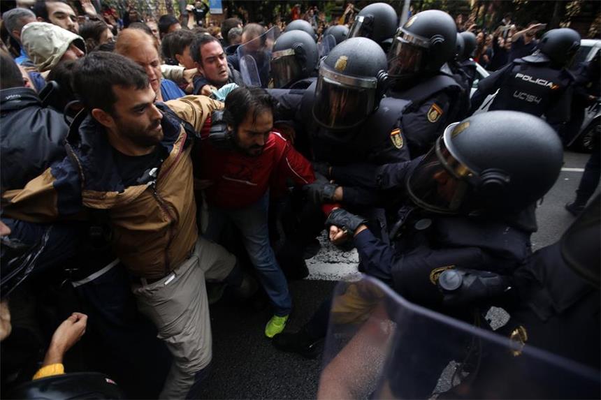 90 Prozent für die Abspaltung von Spanien Einheiten der spanischen Nationalpolizei hindern am in Barcelona, Spanien, Menschen, die von der katalanischen Regierung zum Wahllokal umfunktionierte Ramon Llull Schule zu erreichen, um ihre Stimme beim Referendum abzugeben.