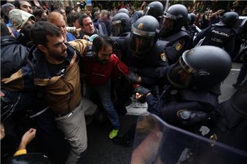 Einheiten der spanischen Nationalpolizei hindern am in Barcelona, Spanien, Menschen, die von der katalanischen Regierung zum Wahllokal umfunktionierte Ramon Llull Schule zu erreichen, um ihre Stimme beim Referendum abzugeben. 