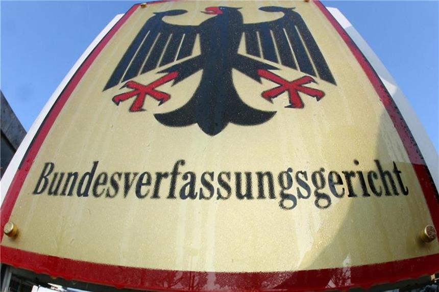 Wegen 1,50 Euro im Monat: Häftling klagt erfolgreich Ein Hinweisschild steht vor dem Bundesverfassungsgericht (BVG) in Karlsruhe. Foto: Uli Deck/Archiv