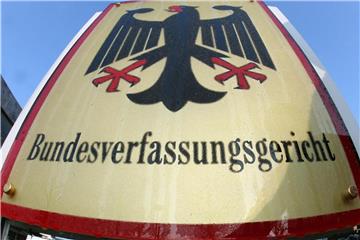 Ein Hinweisschild steht vor dem Bundesverfassungsgericht (BVG) in Karlsruhe. Foto: Uli Deck/Archiv