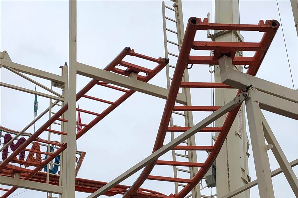 Simjü-Karussell: So entsteht die Achterbahn Wilde Maus, das größte Fahrgeschäft der Kirmes Einie Schienen führen am Dienstagmorgen noch ins Niemandsland.