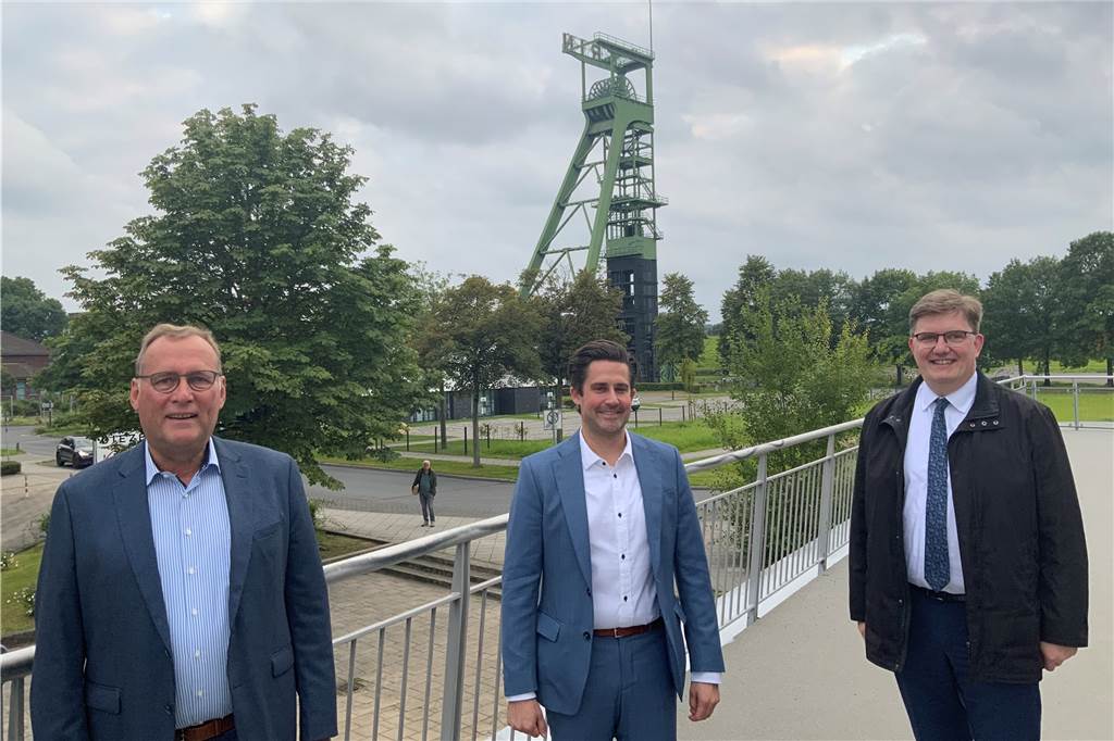 Dattelner CDU-Chef Patrick-Benjamin Bök tritt bei der Landtagswahl an Einig (v.l.): Ludger Finke (Stadtverbandsvorsitzender Waltrop), Landtagskandidat Prof. Dr. Patrick-Benjamin Bök und Carsten Papp (Stadtverbandsvorsitzender Castrop-Rauxel).