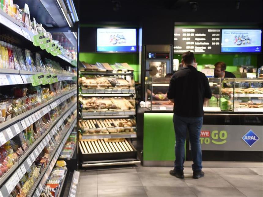 Die Tankstelle entwickelt sich zum Supermarkt Einige Aral-Tankstellen kooperieren inziwschen mit REWE To Go. Kunden können das Tanken daher direkt mit einem Lebensmittel-Einkauf verbinden. Foto: Caroline Seidel