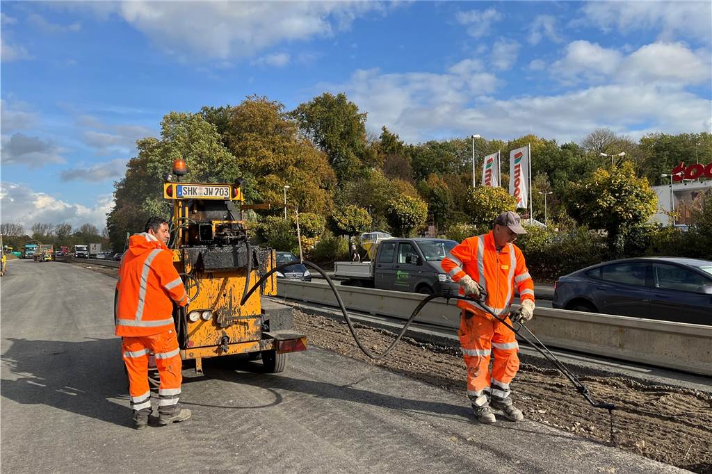 Teil der B54-Baustelle erreicht im November wichtigen Wendepunkt Einige Arbeiten werden an der bereits asphaltierten Straße zwischen der Kupferstraße und dem Datteln-Hamm-Kanal noch erledigt, hier etwa das Abdecken der Asphaltkanten.