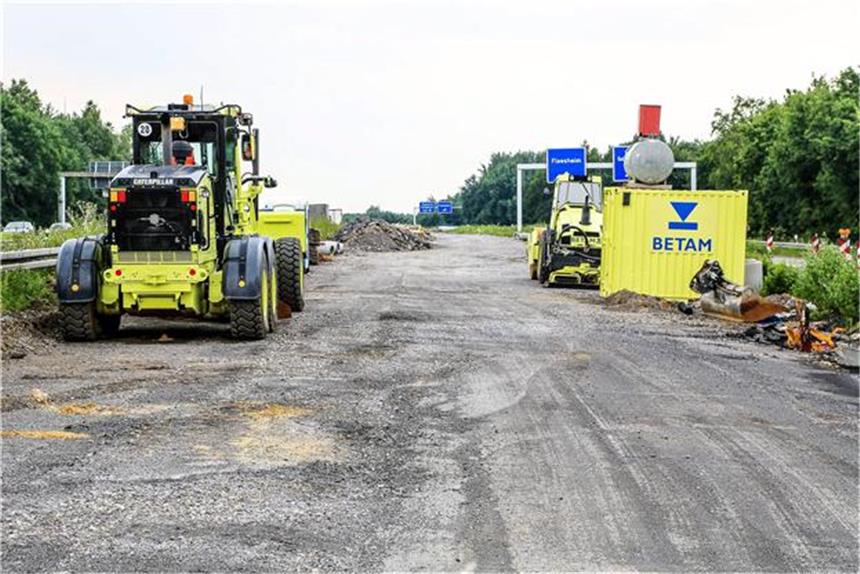 Baustelle auf der A43 liegt brach Einige Baufahrzeuge des insolventen Unternehmens stehen noch auf der A43-Baustelle.