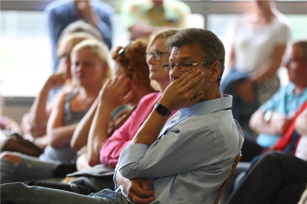 Einige Besucher denken während der Diskussion nach.