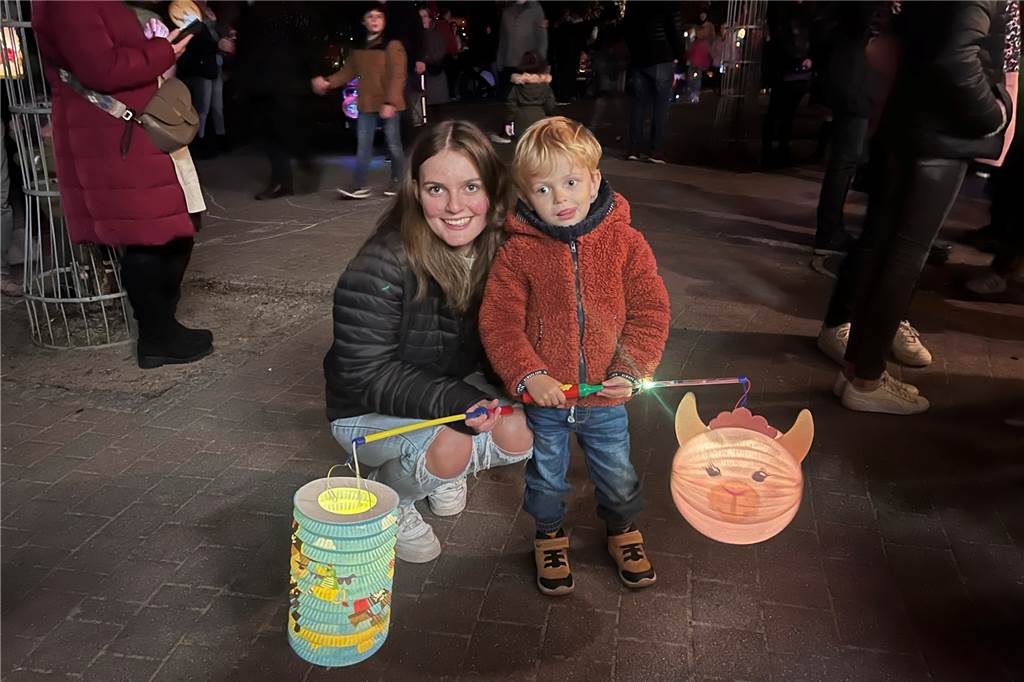 Einige Besucher haben einen weiten Weg auf sich genommen, um in Cappenberg dabei zu sein: Carina ist aus Essen angereist und hat den Spaziergang mit Jonathan gemeistert.