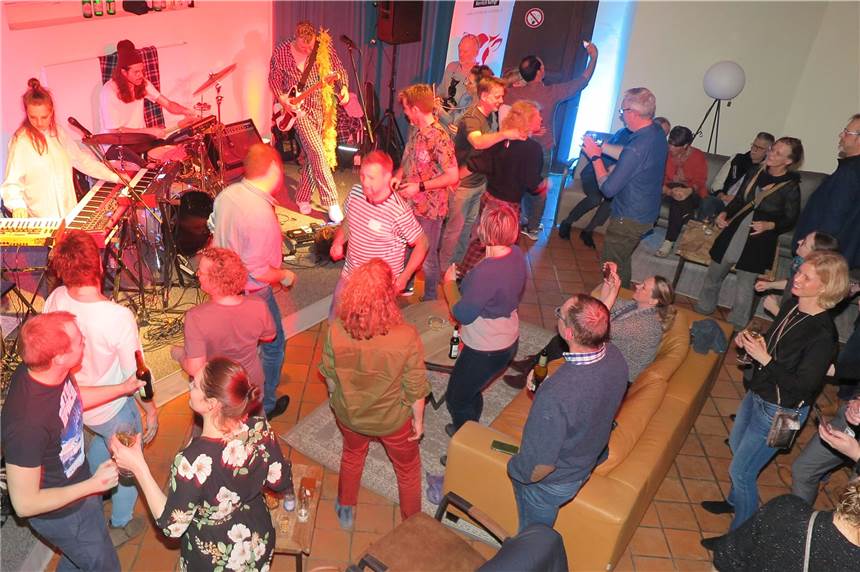 Gelungene Premiere mit „Fortuna Ehrenfeld“ für Konzerte mit Wohnzimmer-Atmosphäre Einige Besucher ließen sich von den Musikern zum Tanzen auf die kleine Tanzfläche zwischen Bühne und Zuschauer locken.