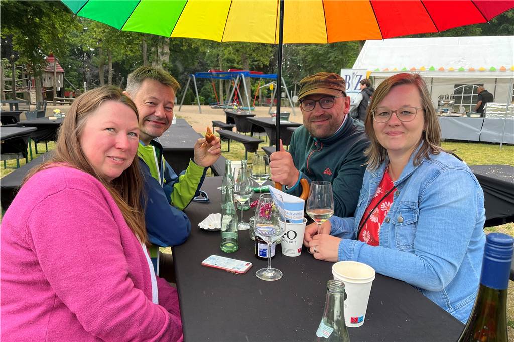 „Fest, einfach, stark und schlicht“ – Bunter Tag am Ahauser Schloss Einige Besucher trotzten mit Schirmen dem Regen.