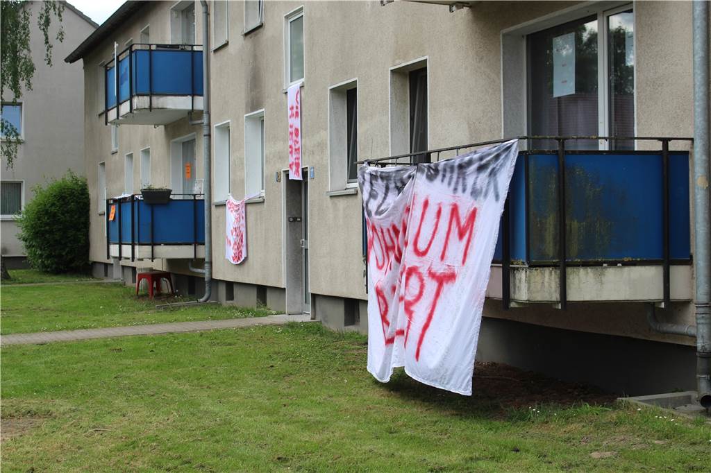 Dortmunder Siedlung: Vivawest möchte wütende Mieter mit Infomarkt beruhigen Einige Bewohner des Walkmühlenwegs zeigen ihren Protest gegen das Projekt Bergmannsgrün mit Plakaten an den Fassaden.
