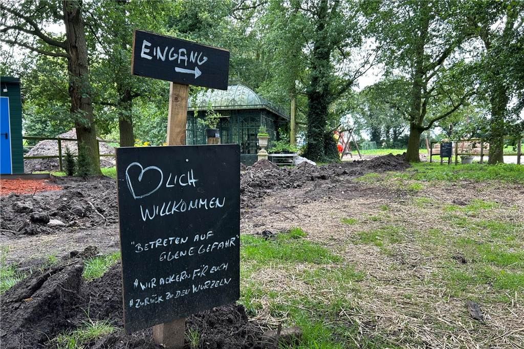 Maislabyrinth gerettet: Daniel Leuders holt Attraktion nach Köckelwick Einige Bodenarbeiten müssen am neuen Maislabyrinth noch erledigt werden.