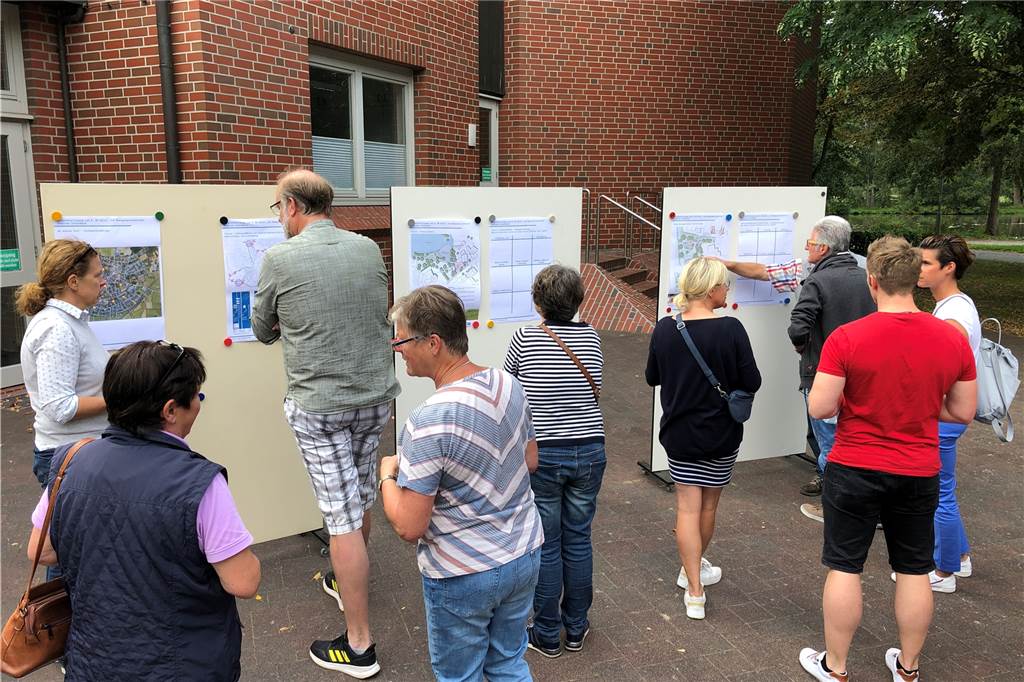Pläne für das Rathausumfeld: Mühlenbach soll kleine Forscher anlocken Einige Bürger nutzten die Gelegenheit, sich in die Planung des letzten Bauabschnitts des Spiel- und Bewegungsraumkonzepts einzubringen.