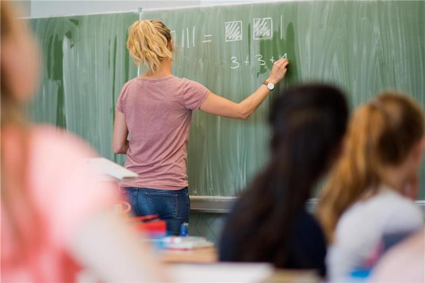 Tausende Lehrer gehen arbeitslos in die Sommerferien Einige Bundesländer entlassen vor den Sommerferien einen Teil ihrer Lehrer, um sie zum neuen Schuljahr wieder einzustellen. Auf Foto: Julian Stratenschulte