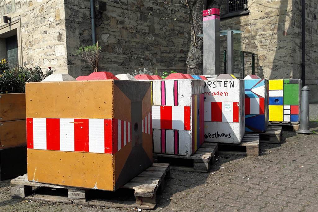Die ersten Sicherheitspoller in der Innenstadt von Dorsten stehen Einige der bunt bemalten ehemaligen Sicherheits-Betonquader stehen derzeit im Schatten der Agatha-Kirche.