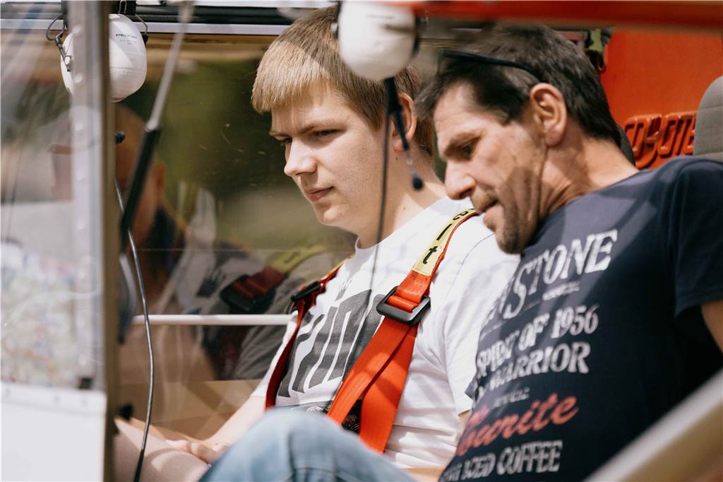 Mensch gegen Maschine: Sprinter tritt gegen Flugzeug an Einige der jungen Gäste waren zum ersten Mal überhaupt in der Luft.
