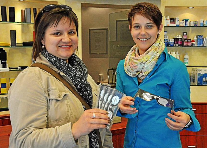 Sonnenfinsternis: Schutzbrillen in Werne ausverkauft Einige der letzten Schutzbrillen ergatterte am Mittwoch Nicole Lapcevic aus Hamm (l.) bei Optik Hoppe. "Die Nachfrage nach den Brillen war riesig", sagt Augenoptikermeisterin Melanie Pieper.
