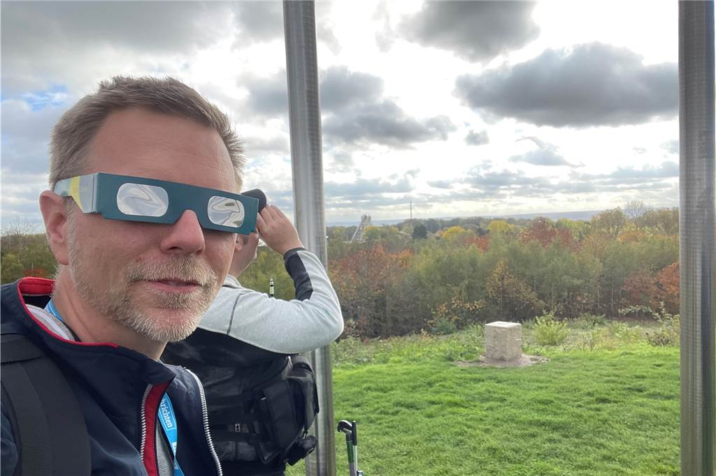 Einige der Leute auf der Halde Schwerin hatten Schutzbrillen dabei, die sie sich in Vorbereitung auf die partielle Sonnenfinsternis zugelegt hatten. Unser Reporter durfte auch mal durchschauen.