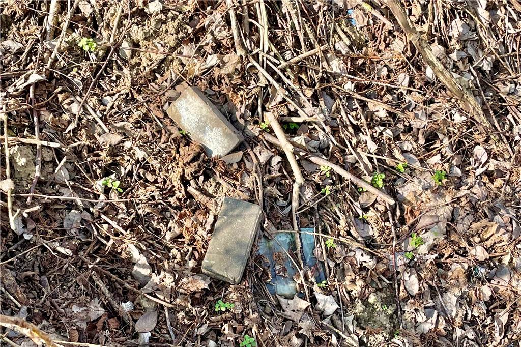 Weg löst sich auf: Für Rollstuhlfahrer Viktor Heckeler ist das gefährlich Einige der losen Steine fliegen schon in der Gegend herum.