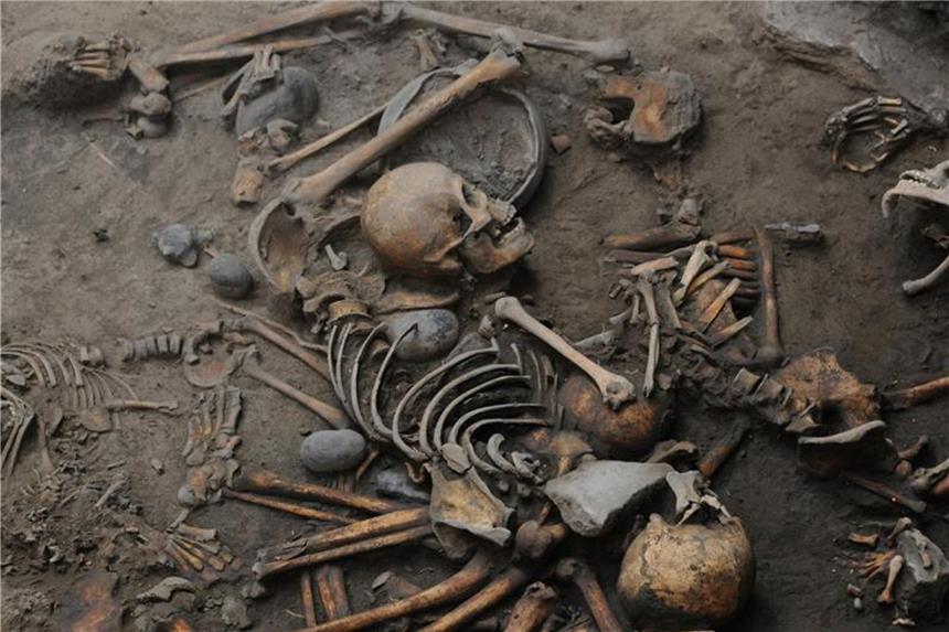 Jahrtausende alte Grabstätte in Mexiko-Stadt entdeckt Einige der Toten hatten Keramikkugeln oder Steine in den Händen. Foto: Inah/NOTIMEX
