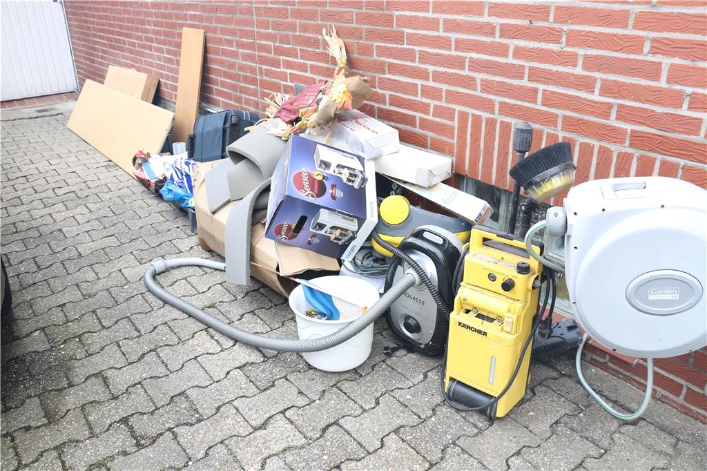 Madonna ohne Kopf: Am Tag nach dem Unwetter wird der Schaden für Werner deutlich Einige Dinge hat Christopher Conrad schon aus seinem Keller geholt. Nun muss er schauen, wie hoch der Schaden tatsächlich geworden ist.