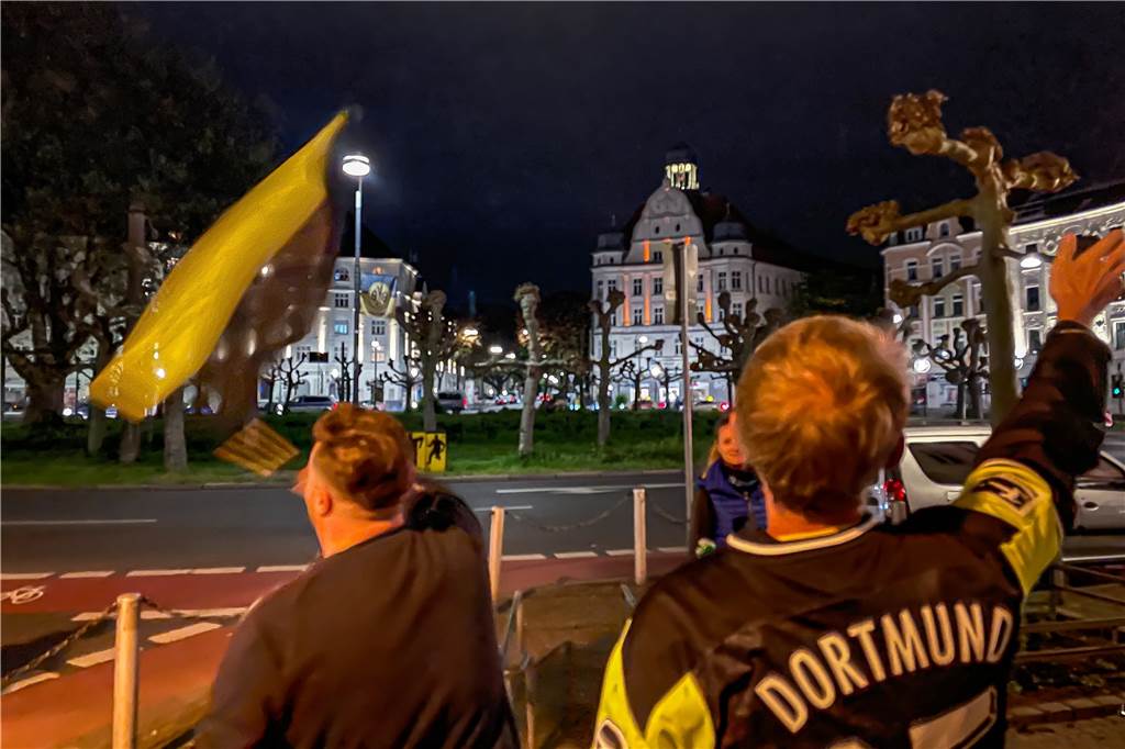 Einige Fans feierten friedlich den BVB-Pokalsieg am Borsigplatz.