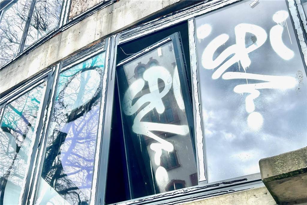 Droht der Tull-Villa der Abriss? Anbauten jetzt ohne Baugenehmigung Kaputte Fenster in der Tull-Villa