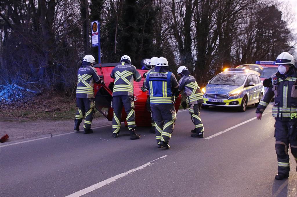 Zusammenstoß bei Überholmanöver in Wessum: Ape landet auf dem Dach Einige Feuerwehrmänner hoben das Kleinfahrzeug mit vereinten Kräften auf und schoben es zur Seite. Die Ape war von einem PKW gerammt worden, der nach einem missglückten Überholmanöver rechts einscheren wollte.