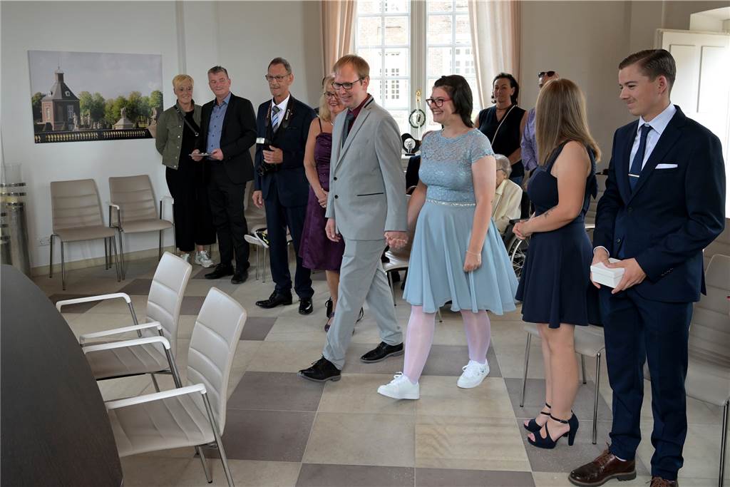 Traumhochzeit im zweiten Versuch für Dattelner auf Schloss Nordkirchen Einige Gäste überwiegend aus dem Familienkreis waren im Hochzeitstürmchen mit dabei.
