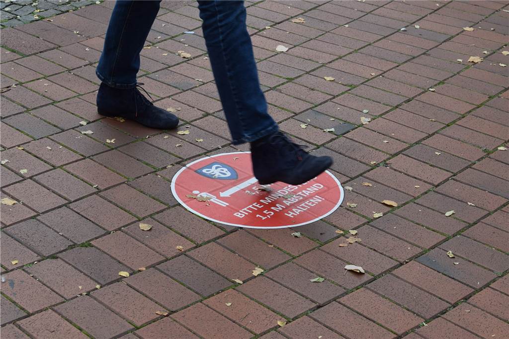 Masken auch nach Ende der Pandemie tragen? - Das sagen Halterner dazu Einige halten Maßnahmen wie Abstand halten in Zukunft für effektiver als Masken zu tragen.