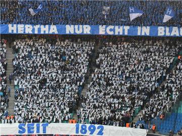 Einige Hertha-Fans sorgten mit einem Spruchband für Ärger. Foto: Hendrik Schmidt