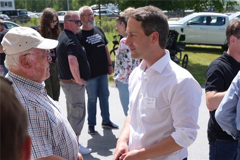 Einige hundert Besucher folgten am Samstag der Einladung der Quarzwerke Haltern zum "Tag der offenen Tür" anlässlich des 100. Geburtstags. Neben Kaffee, Kuchen, Eis und kalten Getränken gab das Werk Einblicke in die Produktion der besonderen Halterner Sande, während Musikanten, Zauberer und Akrobaten das Publikum unterhielten. Für die Kinder gab es Schminkaktionen, Bungee-Trampolin und einen großen Goldgräberei-Sandberg. Werkleiter Daniel Duric begrüßte die Gäste.