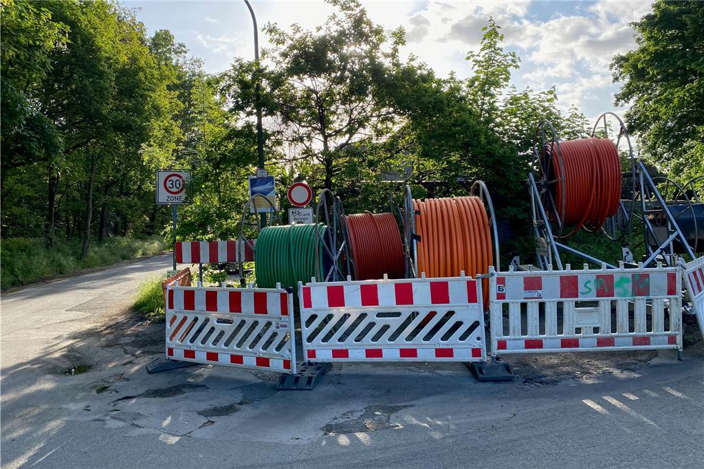 Kein Glasfaser: Abel Varga resigniert wegen fehlendem Anschluss Einige Kabel stehen am Straßenrand und sind bereit, verlegt zu werden.