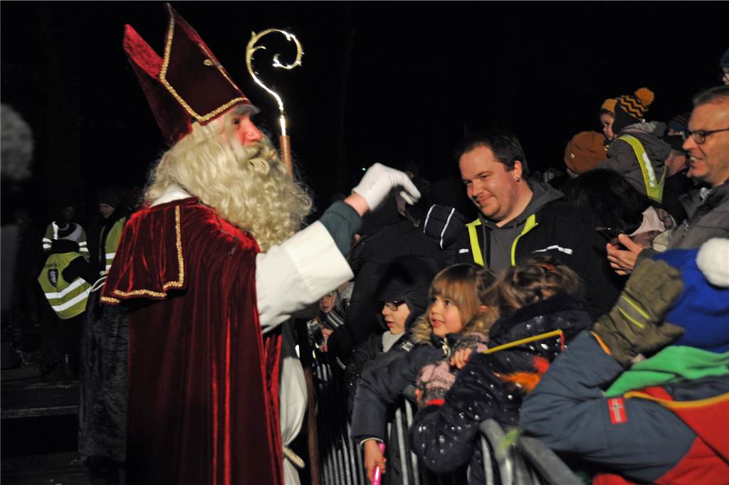 Der Nikolaus winkt den Kindern