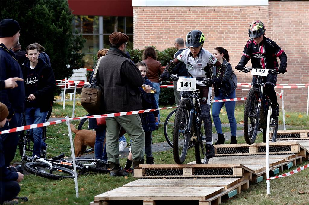 Premiere: Gelände der Haard-Klinik wurde Mountainbike-Rennstrecke Einige künstlich aufgebaute Hindernisse erschwerten den Parcours.