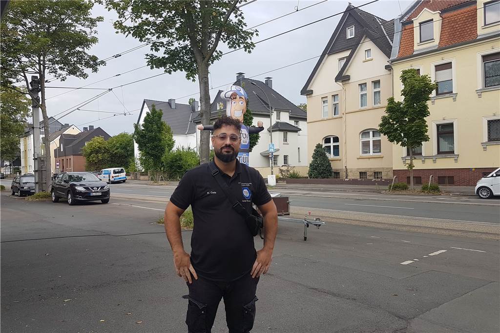Hellweg-Anlieger Hartmut: „Wenn ich das Bremsen höre, hab ich den Hörer in der Hand“ Einige Kunden von Ibrahim Celik von Bosch-Service waren schon selbst in einen Unfall mit einer Stadtbahn verwickelt.