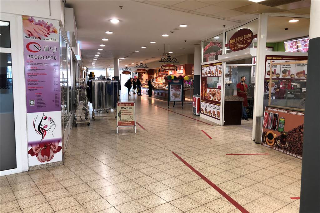 Real-Leerstand: SPD befürchtet Verödung der „Neuen Evinger Mitte“ Einige Ladenlokale - wie ein Döner-Pizza-Imbiss und die Bäckerei Hosselmann - sind geblieben und hben langfristige Mietverträge erhalten